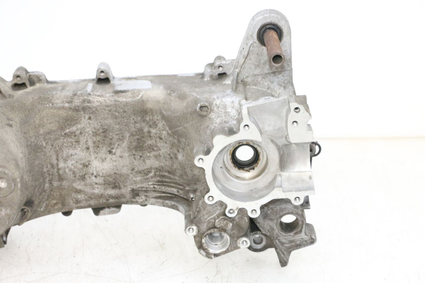 photo de TAMPA LATERAL ESQUERDA DO MOTOR PEUGEOT KISBEE 2T 50 (2010 - 2017) - Marcações e referências