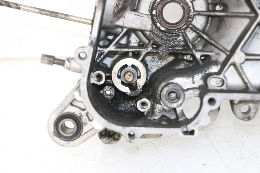 photo de TAMPA LATERAL ESQUERDA DO MOTOR PIAGGIO NEW TYPHOON 50 (2010 - 2017) - Detalhe da peça
