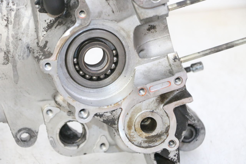 photo de TAMPA LATERAL ESQUERDA DO MOTOR PIAGGIO NEW TYPHOON 50 (2010 - 2017) - Vista de perto