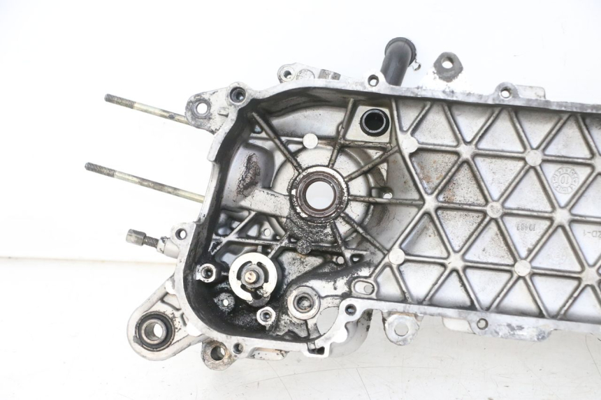 photo de TAMPA LATERAL ESQUERDA DO MOTOR PIAGGIO NEW TYPHOON 50 (2010 - 2017) - Outro ângulo de visão