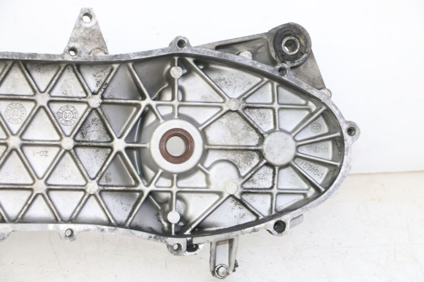 photo de TAMPA LATERAL ESQUERDA DO MOTOR PIAGGIO NEW TYPHOON 50 (2010 - 2017) - Ampliação técnica