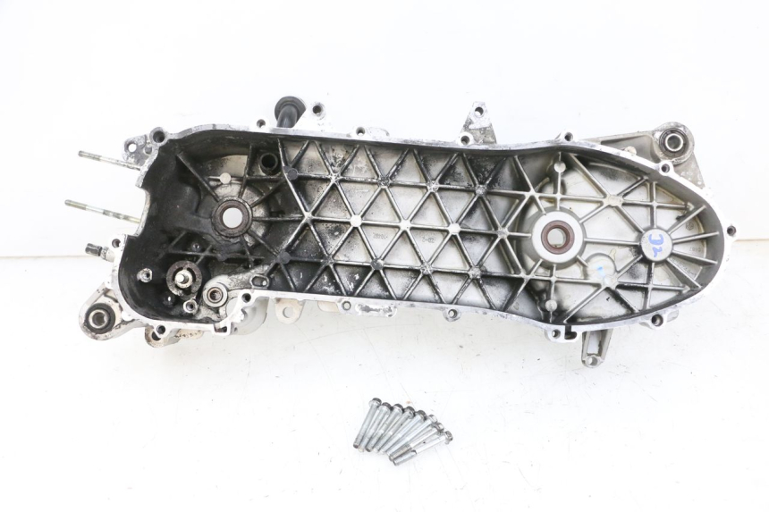 photo de TAMPA DO MOTOR ESQUERDA PIAGGIO NEW TYPHOON 50 (2018 - 2021) - Vista principal