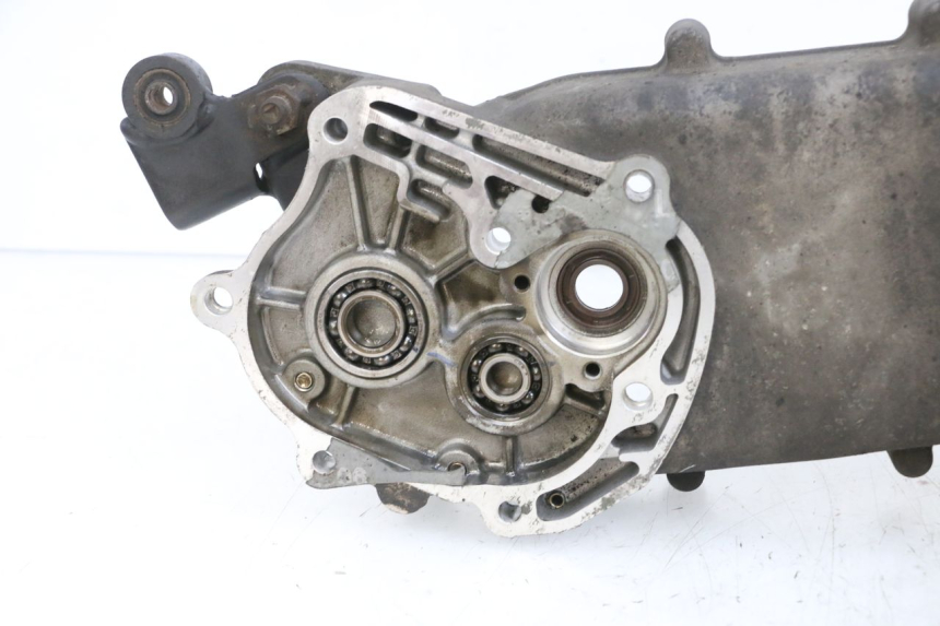 photo de TAMPA DO MOTOR ESQUERDA SYM ORBIT III 3 4T 50 (2021 - 2025) - Detalhes característicos