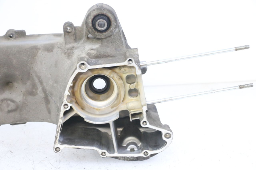 photo de TAMPA DO MOTOR ESQUERDA MBK OVETTO 4T 50 (2008 - 2016) - Outro ângulo de visão