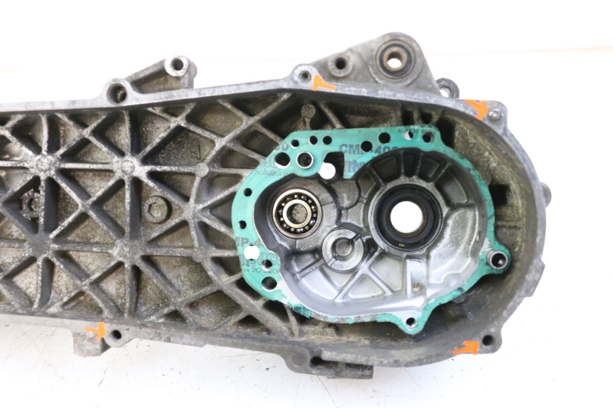 photo de TAMPA DO MOTOR ESQUERDA PEUGEOT TKR TREKKER FURIOUS 50 (2005 - 2014) - Zoom do estado de desgaste