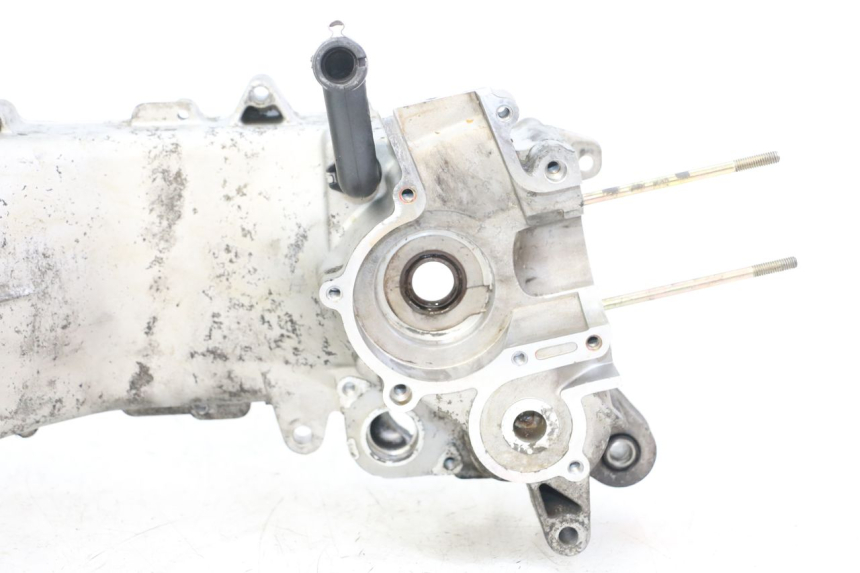 photo de TAMPA DO MOTOR ESQUERDA PIAGGIO VESPA LX 2T 50 (2005 - 2013) - Zoom do estado de desgaste