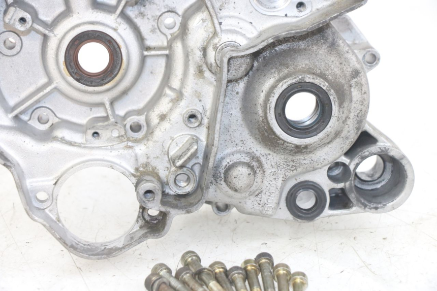 photo de TAMPA DO MOTOR ESQUERDA GILERA RK 50 (1996 - 1999) - Detalhes característicos