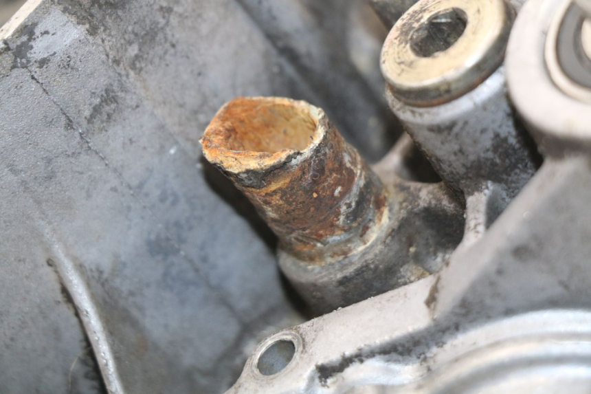 photo de TAMPA DO MOTOR ESQUERDA APRILIA SCARABEO GT 125 (1999 - 2007) - Detalhe da peça