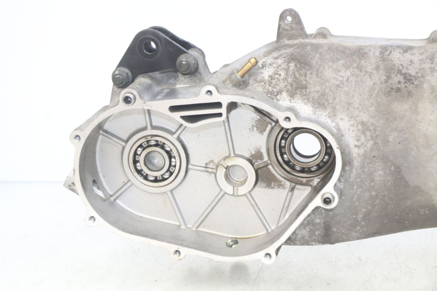 photo de TAMPA LATERAL ESQUERDA DO MOTOR APRILIA SCARABEO LIGHT 125 (2007 - 2011) - Detalhes característicos