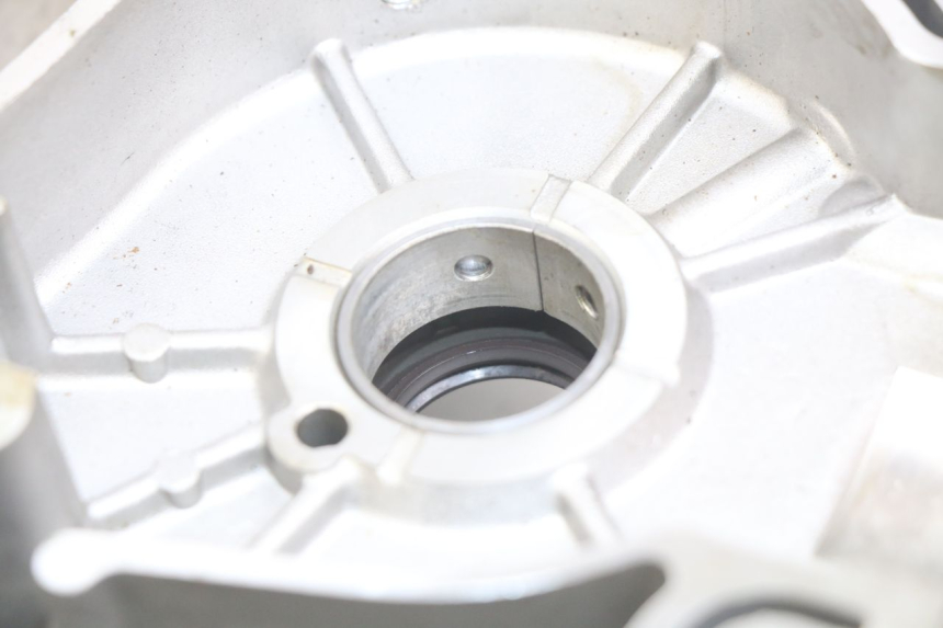 photo de TAMPA LATERAL ESQUERDA DO MOTOR APRILIA SCARABEO LIGHT 125 (2007 - 2011) - Ampliação técnica