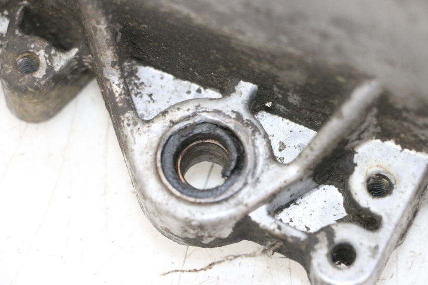 photo de TAMPA DO MOTOR ESQUERDA PEUGEOT VIVACITY NEW 2T 50 (2008 - 2017) - Outro ângulo de visão
