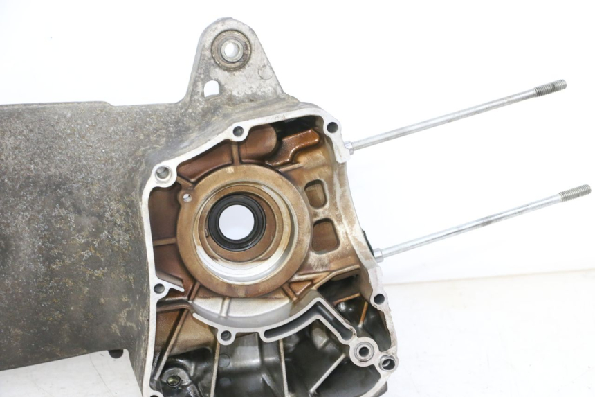 photo de TAMPA DO MOTOR ESQUERDA YAMAHA XMAX X-MAX 125 (2006 - 2009) - Detalhes característicos