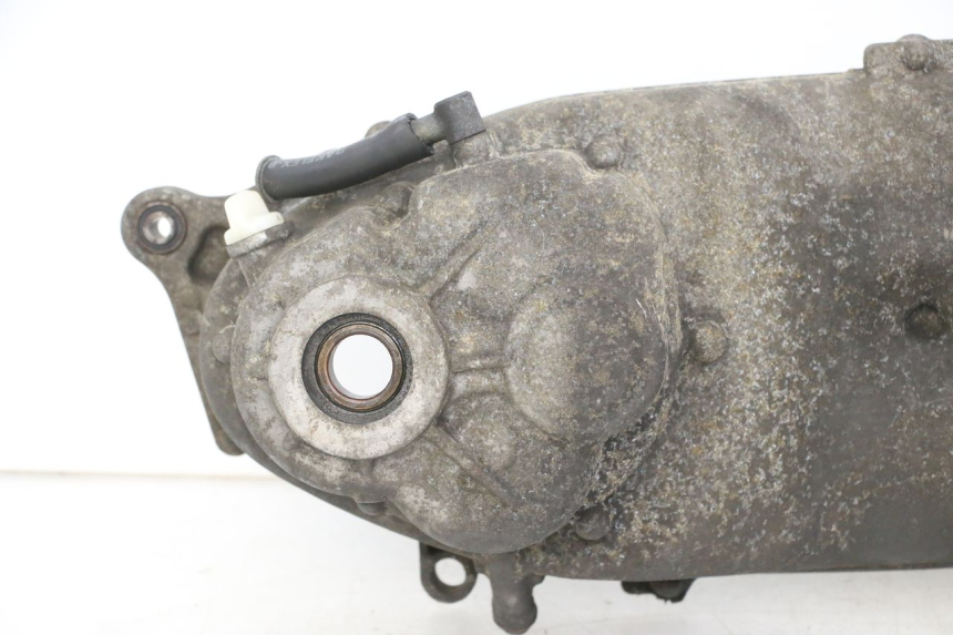 photo de TAMPA DO MOTOR ESQUERDA YAMAHA XMAX X-MAX 125 (2006 - 2009) - Vista de perto