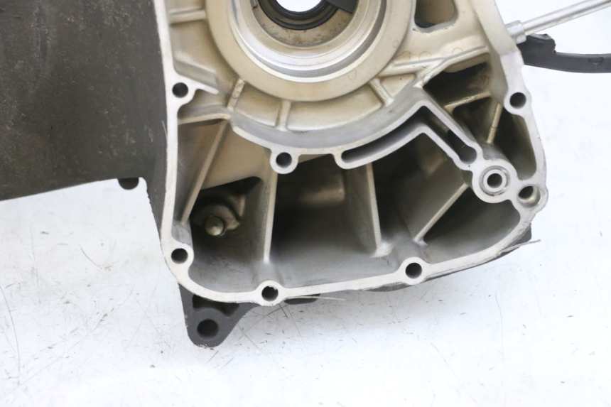 photo de TAMPA DO MOTOR ESQUERDA YAMAHA X-MAX XMAX 125 (2010 - 2013) - Ampliação técnica