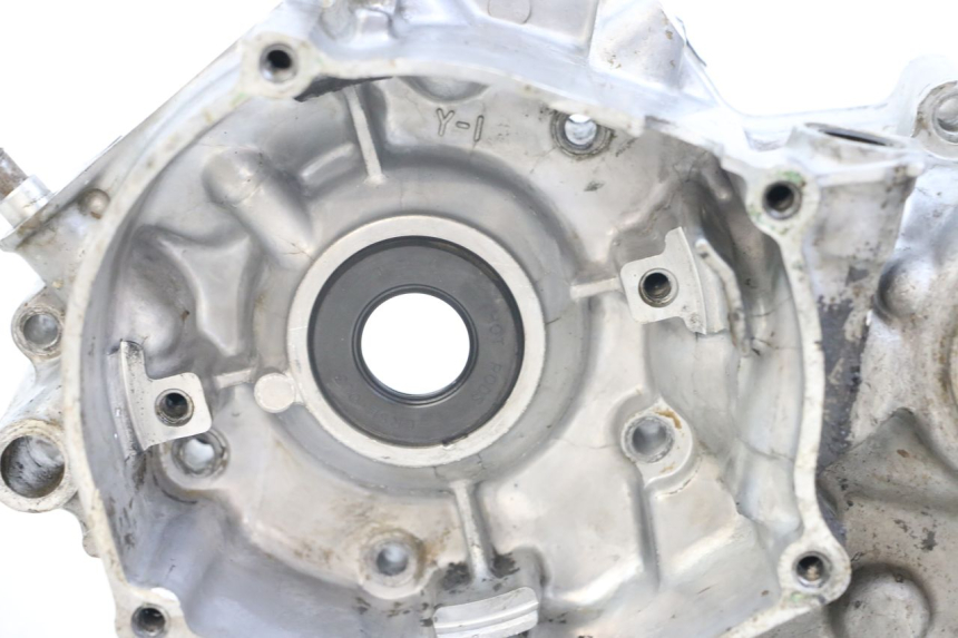 photo de TAMPA LATERAL ESQUERDA DO MOTOR YAMAHA YZ 85 (2002 - 2018) - Vista de perto