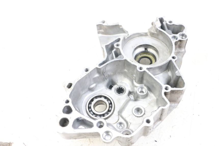 photo de TAMPA LATERAL ESQUERDA DO MOTOR YAMAHA YZ 85 (2002 - 2018) - Zoom do estado de desgaste
