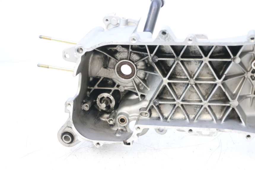 photo de TAMPA DO MOTOR ESQUERDA PIAGGIO ZIP 2T 50 (2009 - 2019) - Detalhes característicos