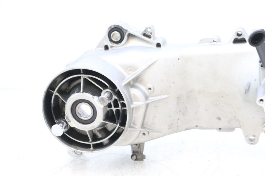 photo de TAMPA DO MOTOR ESQUERDA PIAGGIO ZIP 2T 50 (2009 - 2019) - Ampliação técnica