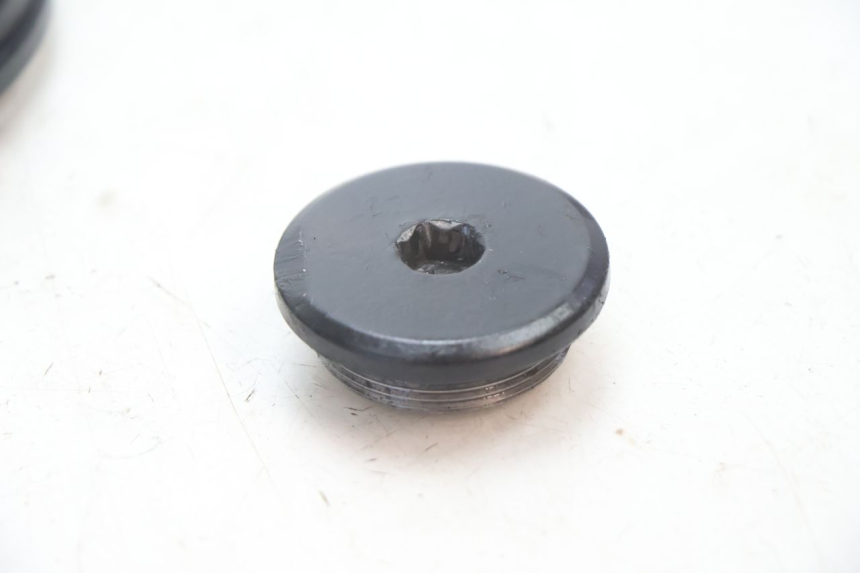 photo de TAMPA DO CUBO DE RODA LIVRE SUZUKI GSR 600 (2005 - 2012) - Marcações e referências