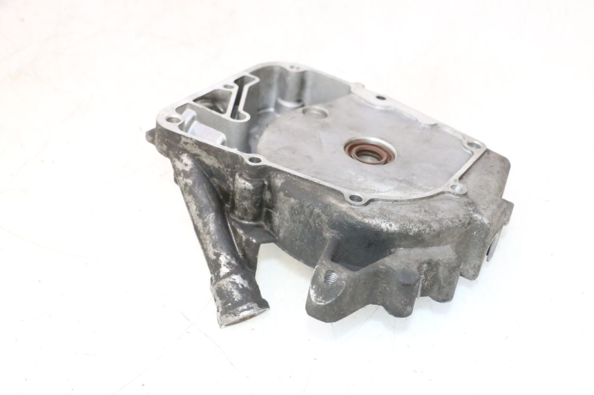 photo de TAMPA DO ESTATOR PEUGEOT KISBEE 4T 50 (2018 - 2022) - Detalhe da peça
