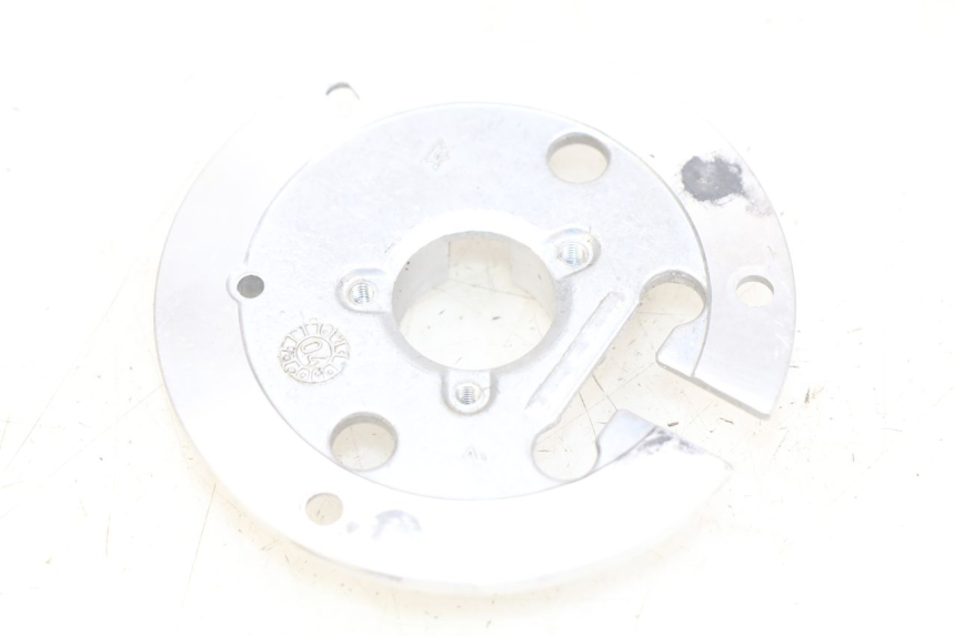 photo de TAMPA DO ESTATOR PEUGEOT XP6 50 (2006 - 2011) - Detalhe da peça
