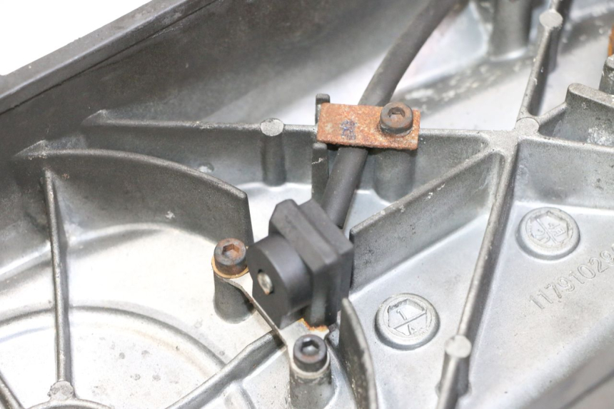 photo de TAMPA DO VARIADOR PEUGEOT STREETZONE I NAKED 2T 50 (2018 - 2020) - Outro ângulo de visão