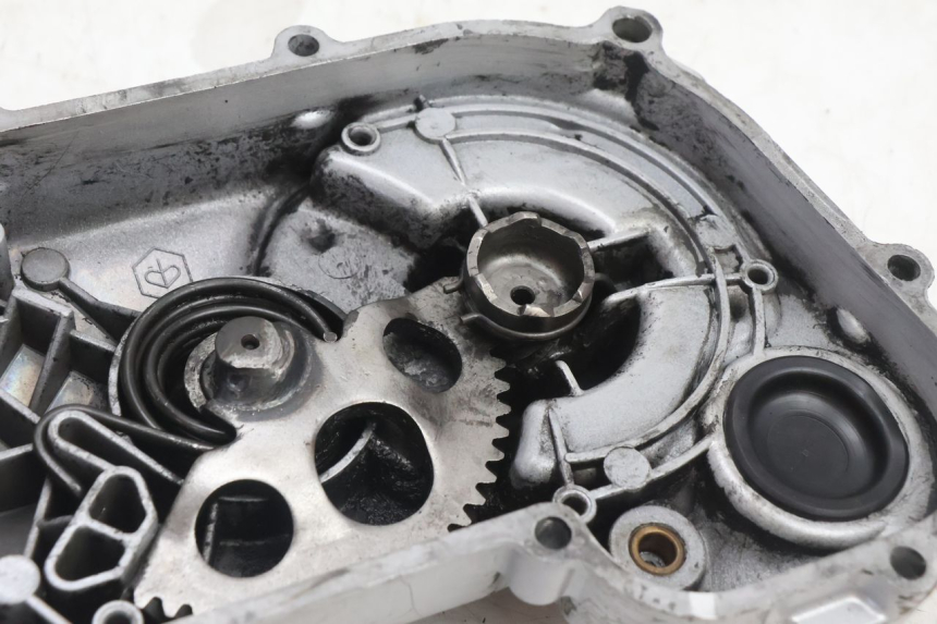 photo de TAMPA DO VARIADOR PIAGGIO VESPA PRIMAVERA 2T 50 (2013 - 2018) - Detalhes característicos