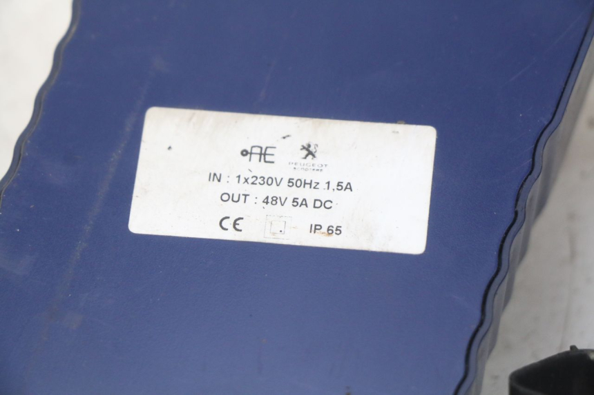 photo de CARREGADOR DE BATERIA PEUGEOT E-VIVACITY 1 (2012 - 2018) - Estado da superfície
