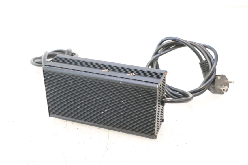 photo de CARREGADOR DE BATERIA BAIKU SAKURA 1 (2021 - 2025) - Detalhes característicos