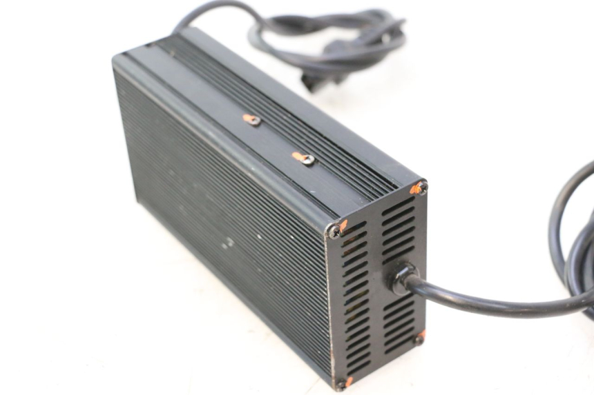 photo de CARREGADOR DE BATERIA BAIKU SAKURA 1 (2021 - 2025) - Ampliação técnica
