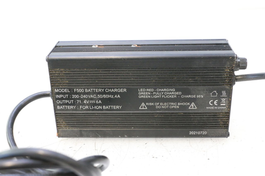 photo de CARREGADOR DE BATERIA BAIKU SAKURA 1 (2021 - 2025) - Estado da superfície