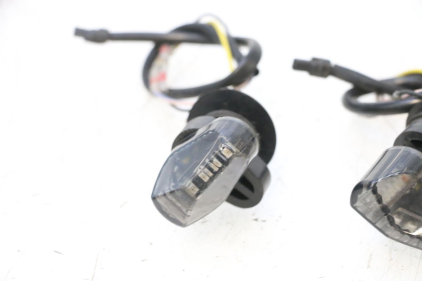 photo de PISCA TRASEIRO PIAGGIO MP3 RL 250 (2006 - 2010) - Pontos de fixação
