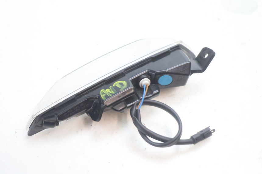 photo de SINALIZADOR DIANTEIRO DIREITO PIAGGIO MP3 HPE 530 (2022 - 2026) - Outro ângulo de visão