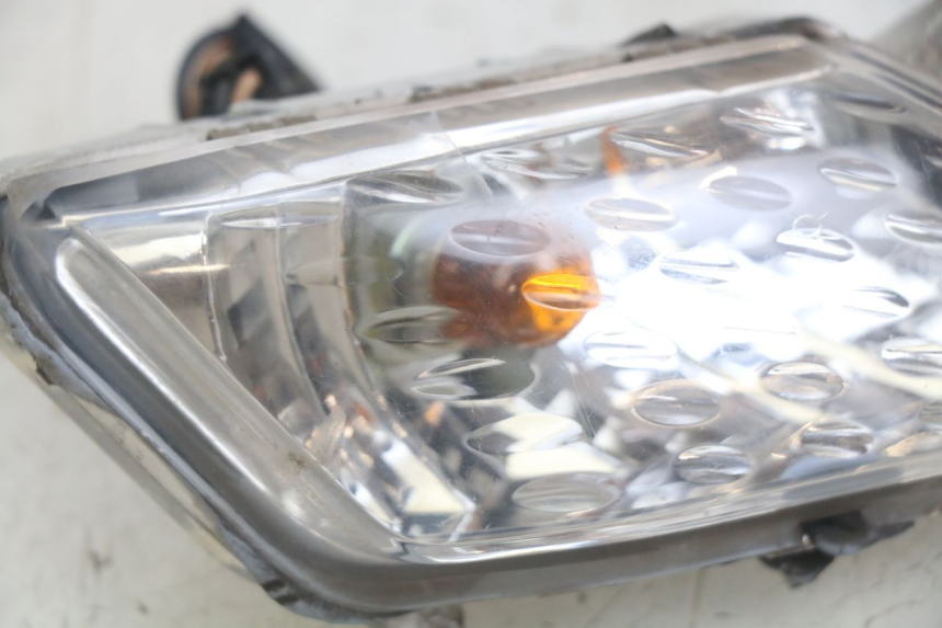 photo de Pisca dianteiro esquerdo YAMAHA X-MAX XMAX 250 (2006 - 2009) - Zoom do estado de desgaste