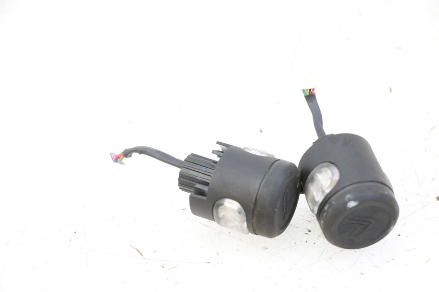 photo de Pisca dianteiro SEGWAY NINEBOT ZT3 PRO 1 - Detalhe da peça