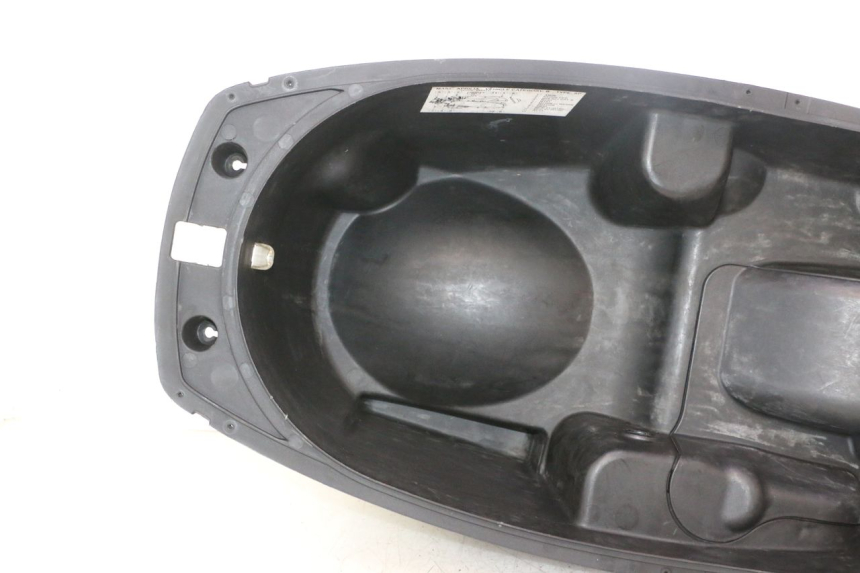photo de BAÚ DE ASSENTO APRILIA ATLANTIC S 125 (2010 - 2013) - Detalhe da peça