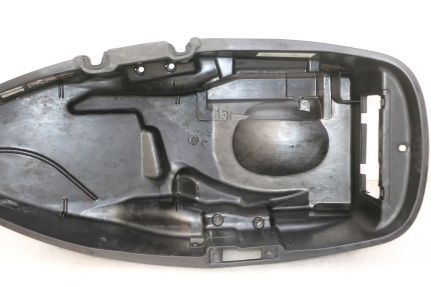 photo de BAÚ DE SELIM HONDA FES S-WING SWING ABS 125 (2007 - 2015) - Estado da superfície