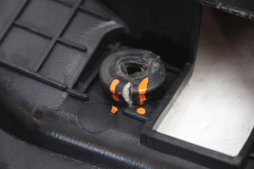 photo de BAÚ DE ASSENTO KEEWAY FOCUS 50 (2006 - 2009) - Pontos de fixação