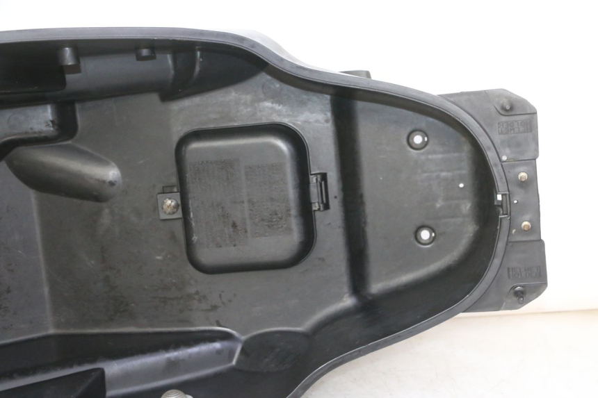 photo de BAÚ DE SELIM KYMCO GRAND DINK 125 (2002 - 2007) - Marcações e referências