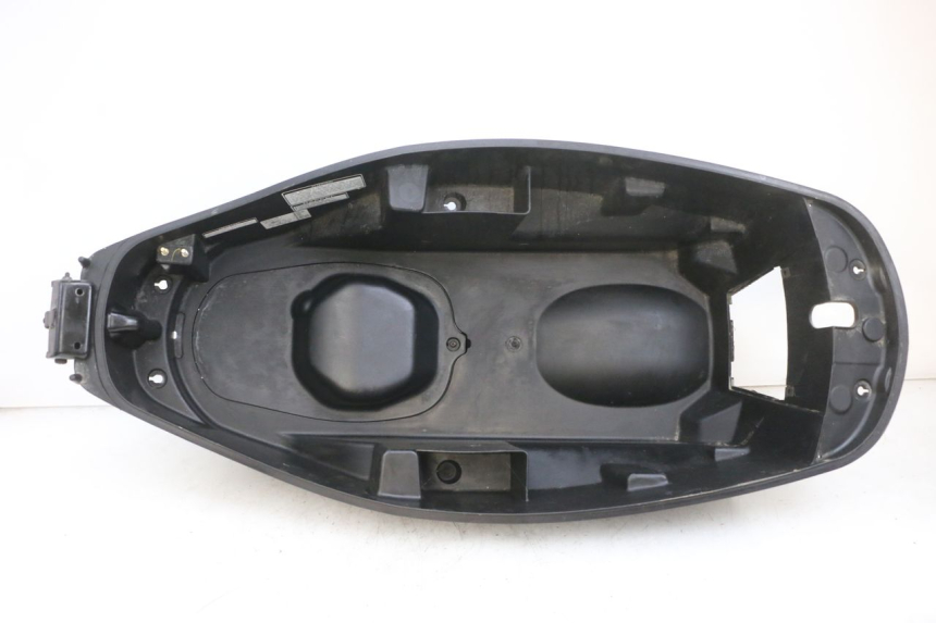 photo de BAÚ DE SELIM SYM GTS EVO 125 (2009 - 2013) - Pontos de fixação
