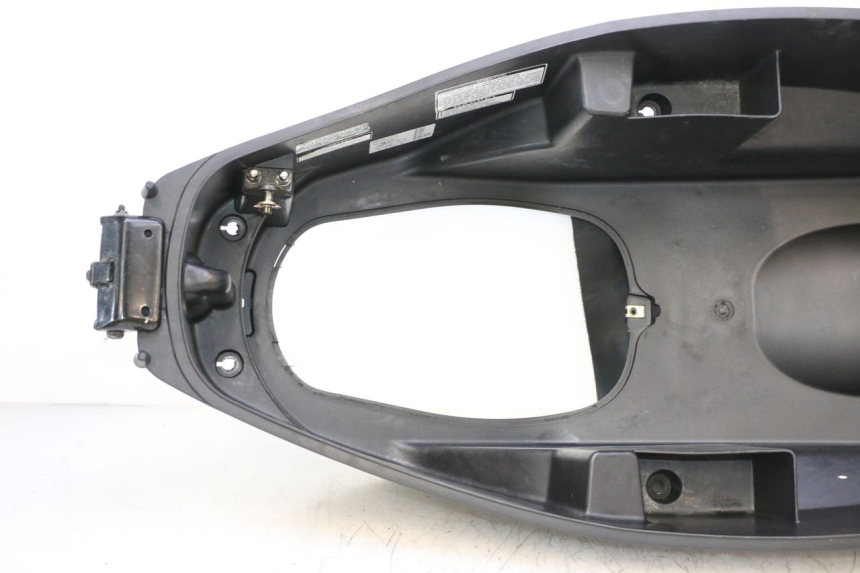 photo de BAÚ DE SELIM SYM GTS EVO 125 (2009 - 2013) - Detalhe da peça