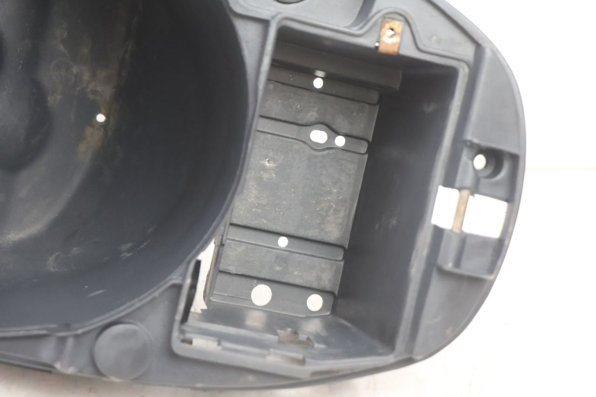 photo de BAÚ DE ASSENTO PIAGGIO LIBERTY 125 (1998 - 2008) - Zoom do estado de desgaste