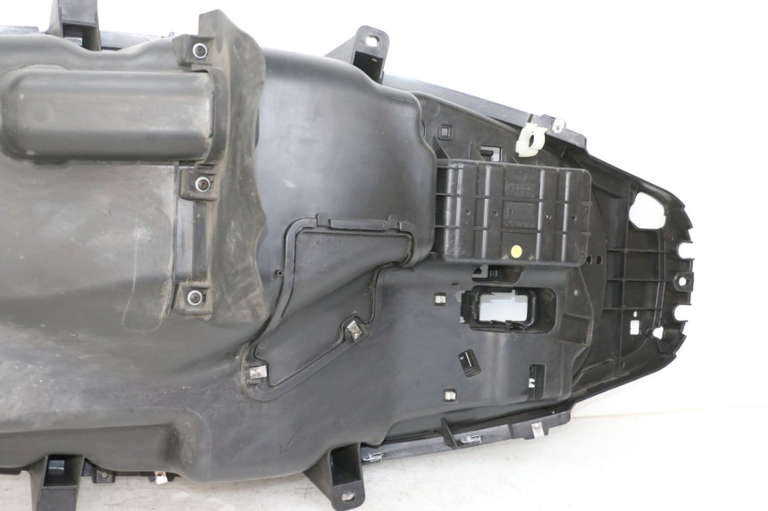 photo de BAÚ DE SELIM PIAGGIO MP3 HPE 350 (2018 - 2020) - Zoom do estado de desgaste