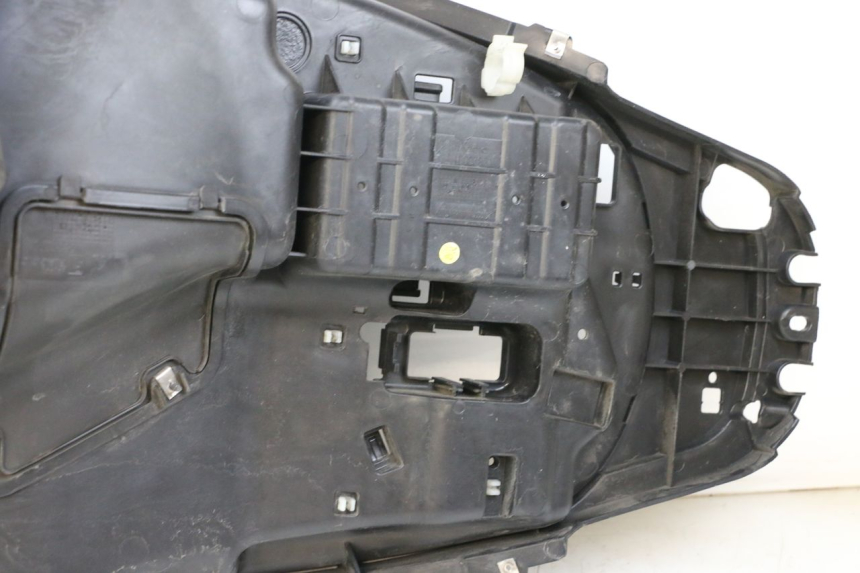 photo de BAÚ DE SELIM PIAGGIO MP3 HPE 350 (2018 - 2020) - Marcações e referências