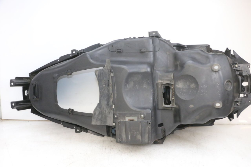 photo de BAÚ DE SELIM PIAGGIO MP3 RL 250 (2006 - 2010) - Detalhes característicos