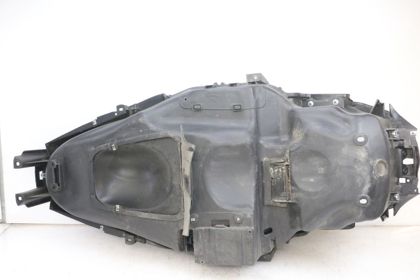 photo de BAÚ DE SELIM PIAGGIO MP3 RL 250 (2006 - 2010) - Detalhes característicos