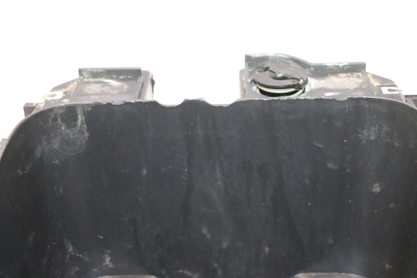 photo de BAÚ DE ASSENTO MBK NITRO 50 (2004 - 2008) - Detalhe da peça