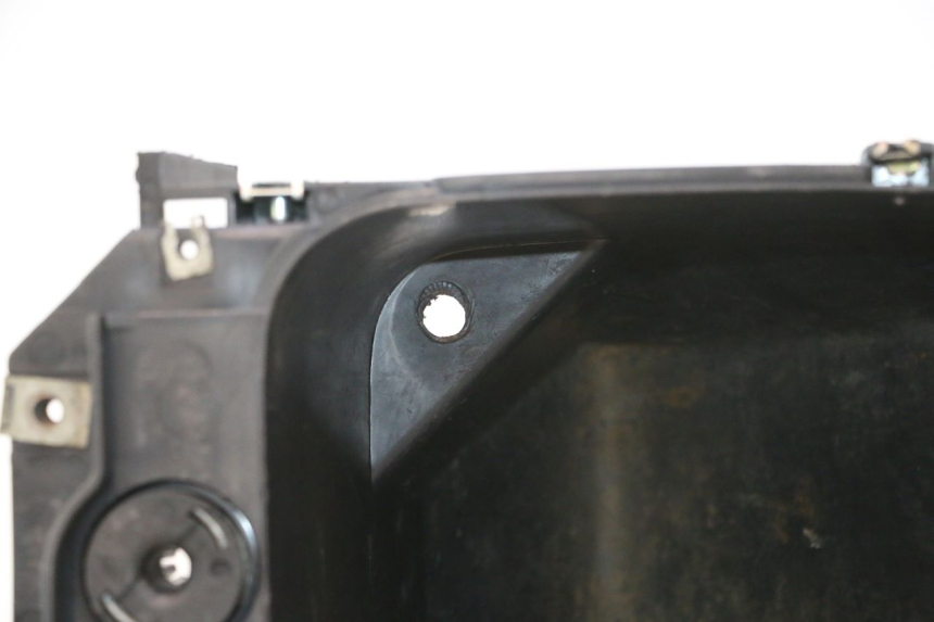 photo de BAÚ DE ASSENTO MBK NITRO 50 (2004 - 2008) - Detalhes característicos