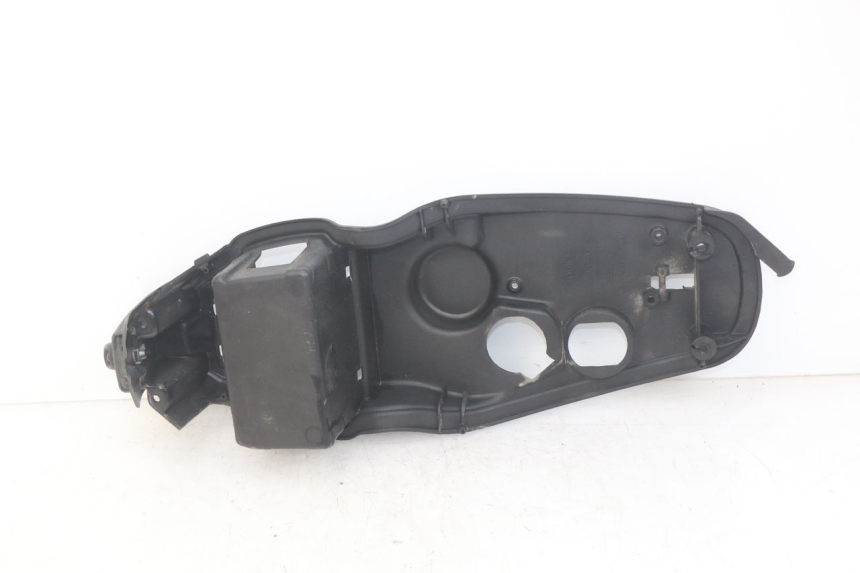 photo de BAÚ DE SELIM APRILIA SCARABEO 100 (2003 - 2012) - Detalhe da peça