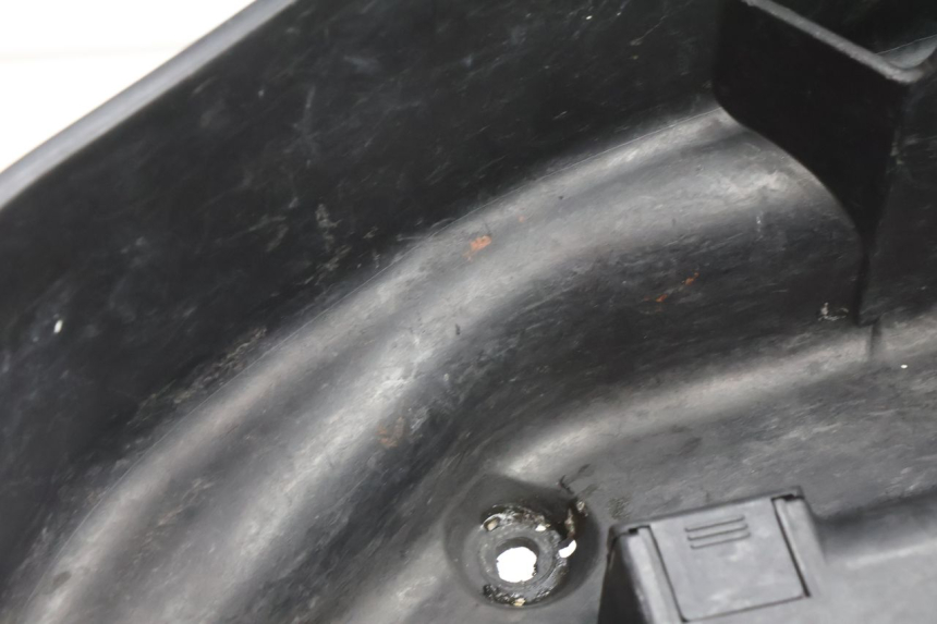 photo de BAÚ DE ASSENTO HONDA SH 125 (2001 - 2003) - Marcações e referências